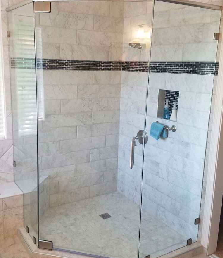 Baño moderno con puerta de ducha
